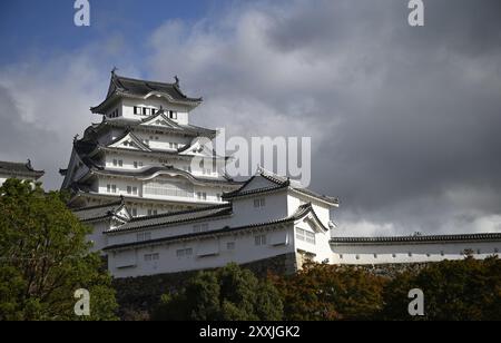 Vista panoramica del Donjon principale Himeji-jō con i suoi frontoni curvi, conosciuto come il "Castello di Heron bianco" a Hyōgo, Kansai, Giappone. Foto Stock