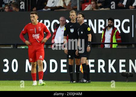 Almere, Paesi Bassi. 24 agosto 2024. ALMERE, 24-08-2024, Yanmar Stadium, stagione 2024/2025, calcio olandese Eredivisie. Arbitro Danny Makkelie durante la partita Almere City - PSV Credit: Pro Shots/Alamy Live News Foto Stock