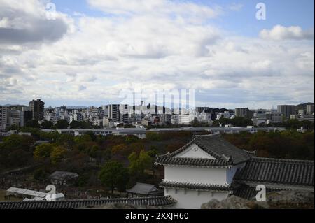 Paesaggio con vista panoramica della città visto dal castello Himeji Main Donjon a Kansai, Giappone. Foto Stock