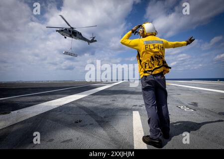 OCEANO ATLANTICO. (23 agosto 2024) Aviation Boatswain's Mate (Handling) 2nd Class Alexander Tate, da Parrotsville, Tennessee, segnali come un MH-60S Seah Foto Stock