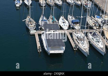 Cartagena Spagna, 20 agosto 2024, sopra vista parziale del porto di Cartagena con yacht di lusso con pannelli solari multipli Foto Stock