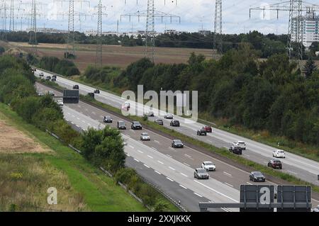 Fahrzeuge auf der Autobahn BAB A5, dahinter Starkstromleitungen. Fotografiert vom Aussichtsturm auf der Raststätte Taunusblick. Autobahn A 5 an der Raststätte Taunusblick *** sulla superstrada A5, linee elettriche dietro di loro fotografate dalla torre di osservazione alla fermata di riposo Taunusblick sulla superstrada A5 alla fermata di riposo Taunusblick Foto Stock