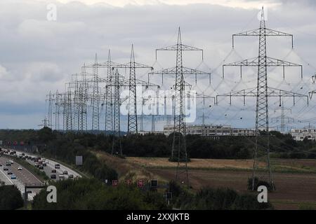 Fahrzeuge auf der Autobahn BAB A5, dahinter Starkstromleitungen. Fotografiert vom Aussichtsturm auf der Raststätte Taunusblick. Autobahn A 5 an der Raststätte Taunusblick *** sulla superstrada A5, linee elettriche dietro di loro fotografate dalla torre di osservazione alla fermata di riposo Taunusblick sulla superstrada A5 alla fermata di riposo Taunusblick Foto Stock