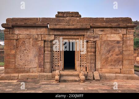 Templi indù Bhutanatha del lago Agastya a Badami, Karnataka, India. Foto Stock