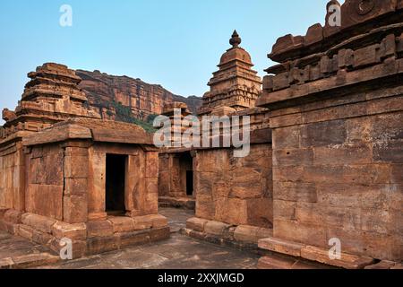 Templi indù Bhutanatha del lago Agastya a Badami, Karnataka, India. Foto Stock