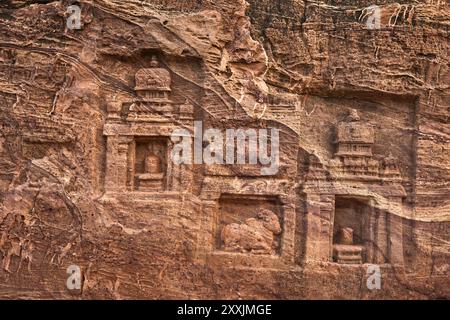 Idoli scavati nella roccia nei templi indù Bhutanatha del lago Agastya a Badami, Karnataka, India. Foto Stock