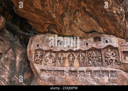 Idoli scavati nella roccia nei templi indù Bhutanatha del lago Agastya a Badami, Karnataka, India. Foto Stock