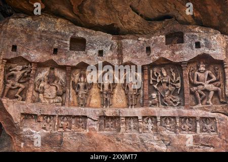 Idoli scavati nella roccia nei templi indù Bhutanatha del lago Agastya a Badami, Karnataka, India. Foto Stock