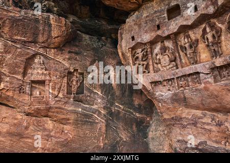 Idoli scavati nella roccia nei templi indù Bhutanatha del lago Agastya a Badami, Karnataka, India. Foto Stock