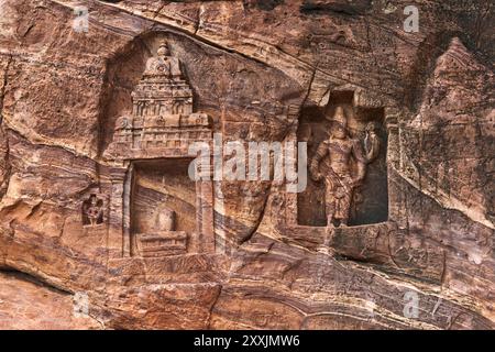 Idoli scavati nella roccia nei templi indù Bhutanatha del lago Agastya a Badami, Karnataka, India. Foto Stock