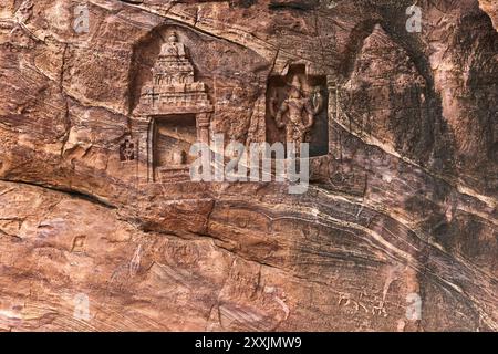Idoli scavati nella roccia nei templi indù Bhutanatha del lago Agastya a Badami, Karnataka, India. Foto Stock