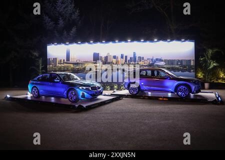 Pechino, Cina. 26 aprile 2024. Questa foto scattata il 26 aprile 2024 mostra i veicoli elettrici BMW esposti alla cerimonia di firma per l'approfondimento della cooperazione strategica tra BMW e Shenyang, a Shenyang, nella provincia di Liaoning nella Cina nord-orientale. Crediti: Pan Yulong/Xinhua/Alamy Live News Foto Stock