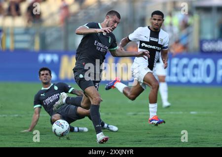 Strahinja Pavlovic (Milano) durante la partita italiana di serie A tra Parma 2-1 e Milano allo Stadio Ennio Tardini il 24 agosto 2024 a Parma. Crediti: Maurizio Borsari/AFLO/Alamy Live News Foto Stock