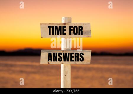 Messaggio Time for Answers scritto su un cartello di legno con sfondo sfocato sul lago. Simbolo tempo concettuale per le risposte. Copia spazio. Foto Stock