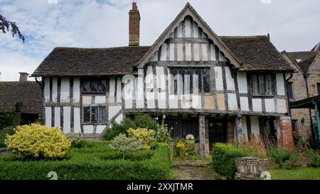 Albergo in legno, Evesham. Albergo in legno, Evesham. Questo edificio del XIV e dell'inizio del XV secolo ospitava uno dei monaci dell'abbazia benedettina della città. Ha avuto una storia variegata dopo la disoluzione dell'abbazia: Casa di ale, uffici, sale da tè, una residenza privata, fino a quando non fu aperto come museo nel 1957. Foto Stock