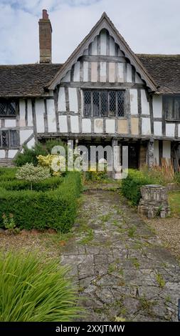 Albergo in legno, Evesham. Questo edificio del XIV e dell'inizio del XV secolo ospitava uno dei monaci dell'abbazia benedettina della città. Ha avuto una storia variegata dopo la disoluzione dell'abbazia: Casa di ale, uffici, sale da tè, una residenza privata, fino a quando non fu aperto come museo nel 1957. Foto Stock