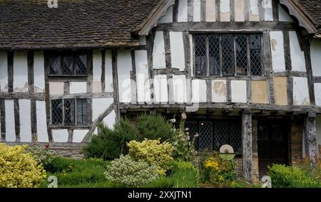 Albergo in legno, Evesham. Albergo in legno, Evesham. Questo edificio del XIV e dell'inizio del XV secolo ospitava uno dei monaci dell'abbazia benedettina della città. Ha avuto una storia variegata dopo la disoluzione dell'abbazia: Casa di ale, uffici, sale da tè, una residenza privata, fino a quando non fu aperto come museo nel 1957. Foto Stock