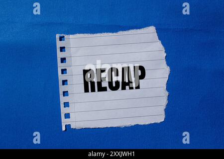 Riepilogare il messaggio scritto su un pezzo di carta strappato con sfondo blu. Simbolo di riepilogo concettuale. Copia spazio. Foto Stock