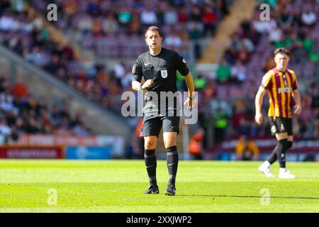 L'Università di Bradford Stadium, Bradford, Inghilterra - 24 agosto 2024 arbitro Scott Simpson - durante la partita Bradford City contro Bromley, Sky Bet League Two, 2024/25, l'Università di Bradford Stadium, Bradford, Inghilterra - 24 agosto 2024 credito: Mathew Marsden/WhiteRosePhotos/Alamy Live News Foto Stock