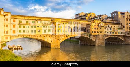 Panorama dello storico Ponte Vecchio sul fiume Arno a Firenze, Italia Foto Stock