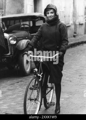 Attrice francese JEANNE MOREAU in un ritratto dal DIARIO DI Una CAMERIERA 1964 regista LUIS BUNUEL romanzo OTTAVA MIRBEAU sceneggiatura LUIS BUNUEL e JEAN-CLAUDE CARRIERE Costume Design GEORGES WAKHEVITCH Cine-Alliance / Filmsonor / Speva Films / Dear Film Foto Stock