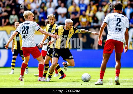 ARNHEM, 25-08-2024, Stadium Gelredome, calcio, olandese Keuken Kampioen Divisie, stagione 2024/2025, durante la partita Vitesse - Excelsior, Excelsior giocatore Cedric Hatenboer, Vitesse giocatore Alexander Buttner crediti: Pro Shots/Alamy Live News Foto Stock