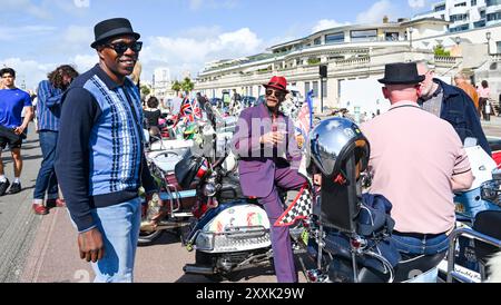 Brighton Regno Unito 25 agosto 2024 - centinaia di mod celebrano il 60° Mod Weekender evento a Brighton questo weekend di festa. Mods provenienti da tutta la Gran Bretagna e l'Europa scendono a Brighton per il fine settimana festivo di agosto per celebrare il loro evento annuale Mod Weekender: Credit Simon Dack / Alamy Live News Foto Stock