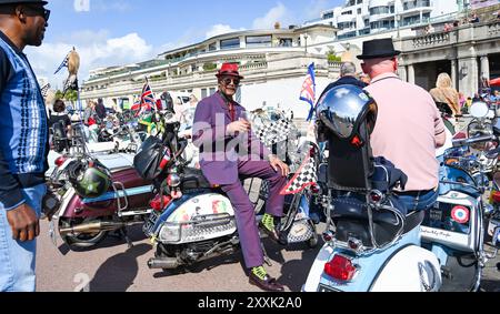 Brighton Regno Unito 25 agosto 2024 - centinaia di mod celebrano il 60° Mod Weekender evento a Brighton questo weekend di festa. Mods provenienti da tutta la Gran Bretagna e l'Europa scendono a Brighton per il fine settimana festivo di agosto per celebrare il loro evento annuale Mod Weekender: Credit Simon Dack / Alamy Live News Foto Stock