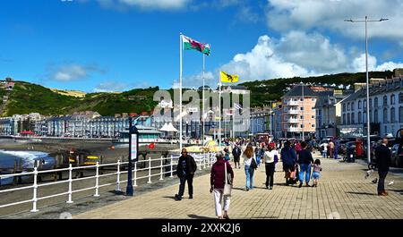 Città costiera di Aberystwyth nel Ceredigion, Galles, Regno Unito, viste di South Beach, negozi colorati e gente del molo Foto Stock