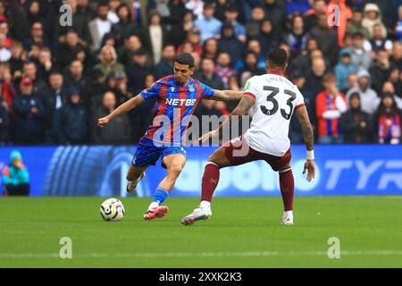 Londra, Regno Unito. 22 agosto 2024. Daniel Muñoz (12) di Crystal Palace che sgombra la palla durante la partita tra Crystal Palace FC e West Ham United FC English Premier League al Selhurst Park, Londra, Inghilterra, Regno Unito il 24 agosto 2024 Credit: Every Second Media/Alamy Live News Foto Stock