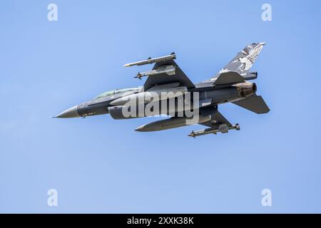 Royal Jordanian Air Force - General Dynamics F-16 Fighting Falcon, arrivando alla RAF Fairford per esibirsi al Royal International Air Tattoo 2024. Foto Stock