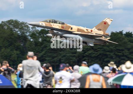 Moroccan Air Force - Lockheed Martin F-16 Fighting Falcon, arrivando alla RAF Fairford per prendere parte allo spettacolo statico al RIAT 2024. Foto Stock