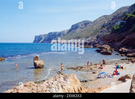 Spiaggia e scogliere. Les Rotes costa, Denia, provincia di Alicante, Comunidad Valenciana, Spagna. Foto Stock