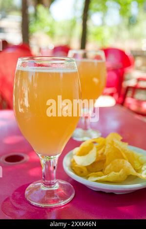 Birra e limone in terrazza. Vista ravvicinata. Foto Stock