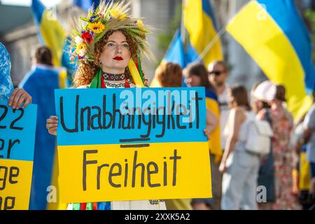 Pro-Ukraine-Kundgebung zum Unabhängigkeitstag am Karlsplatz, Schild Unabhängigkeit gleich Freiheit, München, 24. Agosto 2024 Deutschland, München, 24. 2024 agosto, Pro-Ukraine-Demonstration am Stachus, Frau mit traditionellem ukrainischem Kopfschmuck hält Schild Unabhängigkeit gleich Freiheit, ukrainische Fahnen, Kundgebung unter dem motto: Gemeinsam gegen den Krieg - Ukrainischer Unabhängigkeitstag und 2,5 Jahre der russischen Vollinvasion, veranstaltet von Ukrainern in München, Polilnechus,, 500 *** Pro Ucraina Independence Day Rally a Karlsplatz, segno Foto Stock