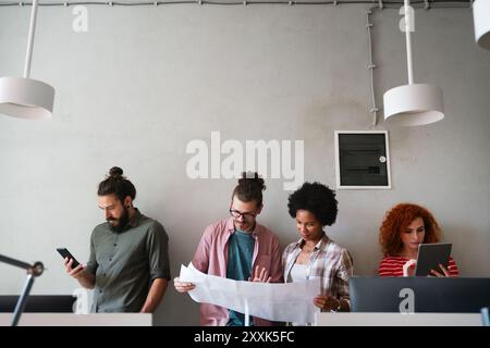 Gli ingegneri che aiutano a progettare progetti, collaborano all'analisi strutturale dei tipi di progetto. Foto Stock