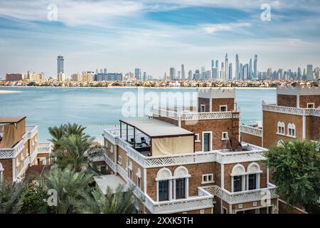 Facciata di un Wyndham Residences The Palm situato sull'Isola Arabia Felix di Dubai negli Emirati Arabi Uniti. Hotel di lusso di Palm Jumeirah-28 gennaio 2024-foto di viaggio, Nobody Foto Stock