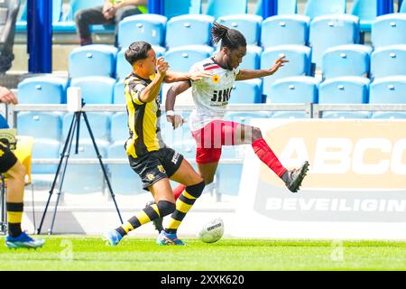 Arnhem - Miliano Jonathans di Vitesse Arnhem e Arthur Zagre di Excelsior Rotterdam durante la terza partita della Keuken Kampioen Divisie stagione 2024/2025. La partita è ambientata tra Vitesse Arnhem e Excelsior Rotterdam al GelreDome il 25 agosto 2024 ad Arnhem, nei Paesi Bassi. (VK Sportphoto/Danny de Groot) Foto Stock