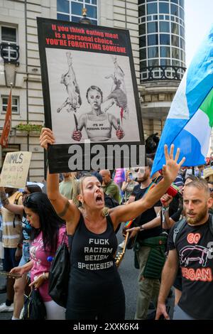 Manifestanti che manifestano all'esterno dell'Angus Steakhouse Piccadilly Circus durante la National Animal Rights March. Piccadilly Circus, Londra, Regno Unito. 17 Au Foto Stock