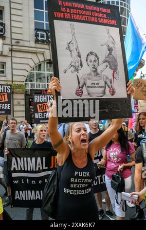 Manifestanti che manifestano all'esterno dell'Angus Steakhouse Piccadilly Circus durante la National Animal Rights March. Piccadilly Circus, Londra, Regno Unito. 17 Au Foto Stock