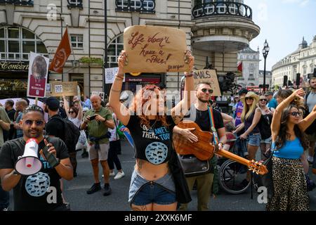 Manifestanti che manifestano all'esterno dell'Angus Steakhouse Piccadilly Circus durante la National Animal Rights March. Piccadilly Circus, Londra, Regno Unito. 17 Au Foto Stock