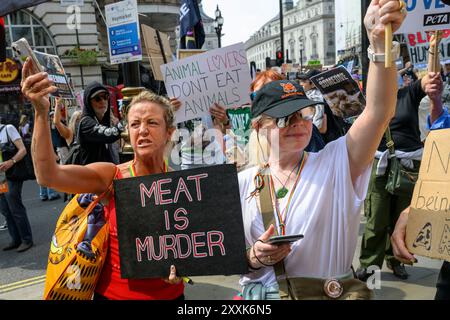 Manifestanti che manifestano all'esterno dell'Angus Steakhouse Piccadilly Circus durante la National Animal Rights March. Piccadilly Circus, Londra, Regno Unito. 17 Au Foto Stock