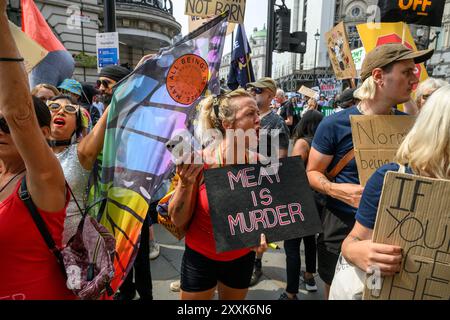 Manifestanti che manifestano all'esterno dell'Angus Steakhouse Piccadilly Circus durante la National Animal Rights March. Piccadilly Circus, Londra, Regno Unito. 17 Au Foto Stock