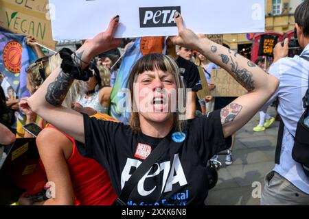 Manifestanti che manifestano all'esterno dell'Angus Steakhouse Piccadilly Circus durante la National Animal Rights March. Piccadilly Circus, Londra, Regno Unito. 17 Au Foto Stock