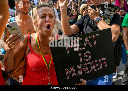 Manifestanti che manifestano all'esterno dell'Angus Steakhouse Piccadilly Circus durante la National Animal Rights March. Piccadilly Circus, Londra, Regno Unito. 17 Au Foto Stock