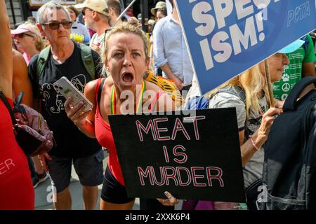 Manifestanti che manifestano all'esterno dell'Angus Steakhouse Piccadilly Circus durante la National Animal Rights March. Piccadilly Circus, Londra, Regno Unito. 17 Au Foto Stock