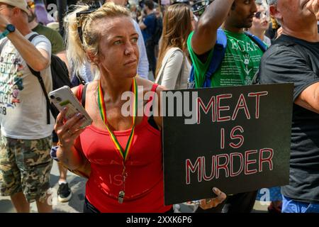 Manifestanti che manifestano all'esterno dell'Angus Steakhouse Piccadilly Circus durante la National Animal Rights March. Piccadilly Circus, Londra, Regno Unito. 17 Au Foto Stock