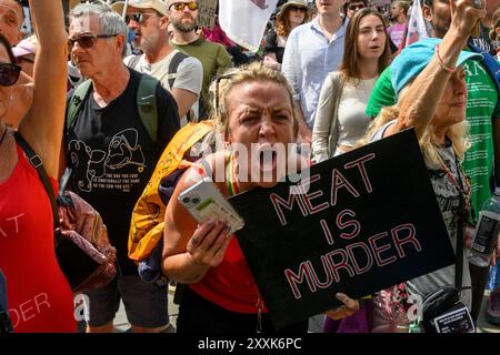 Manifestanti che manifestano all'esterno dell'Angus Steakhouse Piccadilly Circus durante la National Animal Rights March. Piccadilly Circus, Londra, Regno Unito. 17 Au Foto Stock