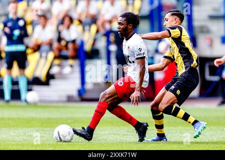 ARNHEM, 25-08-2024, Stadium Gelredome, calcio, olandese Keuken Kampioen Divisie, stagione 2024/2025, durante la partita Vitesse - Excelsior, Excelsior giocatore Arthur Zagre, Vitesse giocatore Miliano Jonathans crediti: Pro shots/Alamy Live News Foto Stock