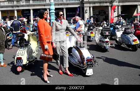 Brighton Regno Unito 25 agosto 2024 - centinaia di mod celebrano il 60° Mod Weekender evento a Brighton questo weekend di festa. Mods provenienti da tutta la Gran Bretagna e l'Europa scendono a Brighton per il fine settimana festivo di agosto per celebrare il loro evento annuale Mod Weekender: Credit Simon Dack / Alamy Live News Foto Stock